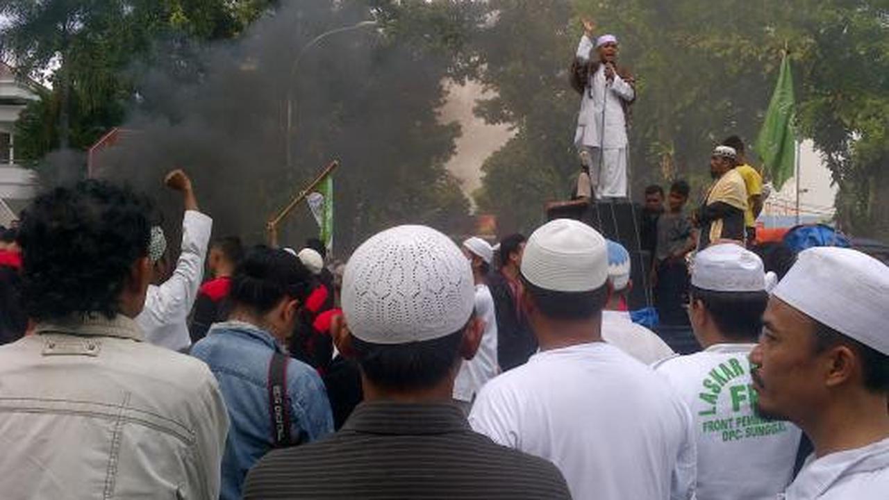 Ratusan ormas Islam bentrok dengan Polisi