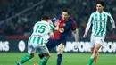 Real Betis benar-benar tampil solid dan disiplin di lini pertahanan. Penyerang Barca pun akhirnya tak mampu berbuat banyak dan menciptakan banyak gol. (AP Photo/Joan Monfort)