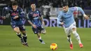 Gelandang Lazio, Mattia Zaccagni (kanan) membawa bola saat bertanding melawan Napoli  pada pertandingan Liga Serie A Italia di stadion Olimpiade Roma, Senin (28/2/2022). Dengan kemenangan ini, Napoli berhasil memuncaki klasemen sementara dengan 57 poin. (AP Photo/Gregorio Borgia)