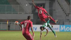 Aksi pemain Semen Padang, Vendri Mofu berebut bola dengan pemain PS TNI pada lanjutan Torabika SC 2016 di Stadion Pakansari, Bogor, Minggu (23/10/2016). (Bola.com/Nicklas Hanoatubun)