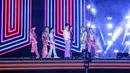 Band Korea Selatan BTS tampil dalam American Music Awards 2020 di Microsoft Theater, Los Angeles, Amerika Serikat, 22 November 2020. BTS memperoleh nominasi dari dua kategori, yaitu Duo atau Group Favorit Pop/Rock dan Artist Sosial Favorit. (American Broadcasting Companies, Inc./ABC/AFP)