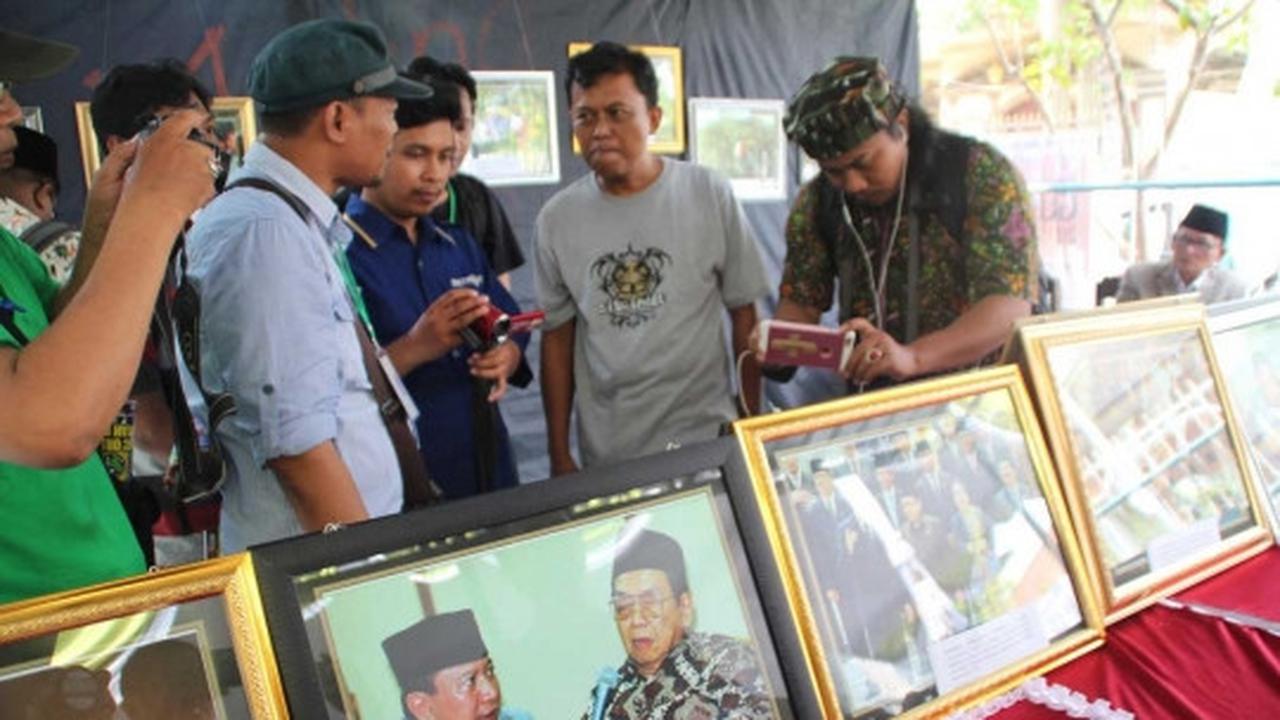 Melihat pameran foto Gus Dur saat menjadi Presiden