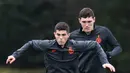 Pemain Chelsea Christian Pulisic (kiri) dan Andreas Christensen berlatih jelang menghadapi Valencia pada penyisihan Grup H Liga Champions di Cobham Training Centre, Stoke D'Abernon, Inggris, Selasa (26/11/2019). Chelsea akan menghadapi Valencia pada 28 November 2019 dini hari WIB. (Glyn KIRK/AFP)