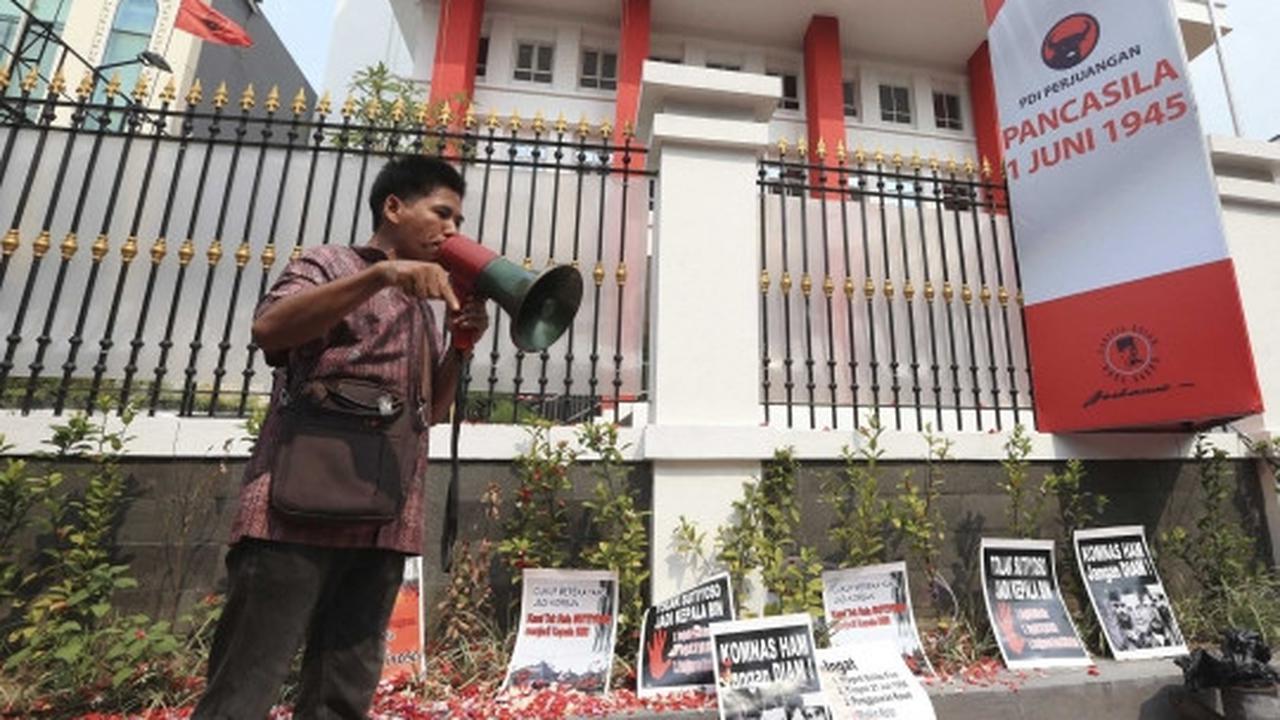 Tolak Sutiyoso jadi kepala BIN, mahasiswa tabur bunga di DPP PDIP