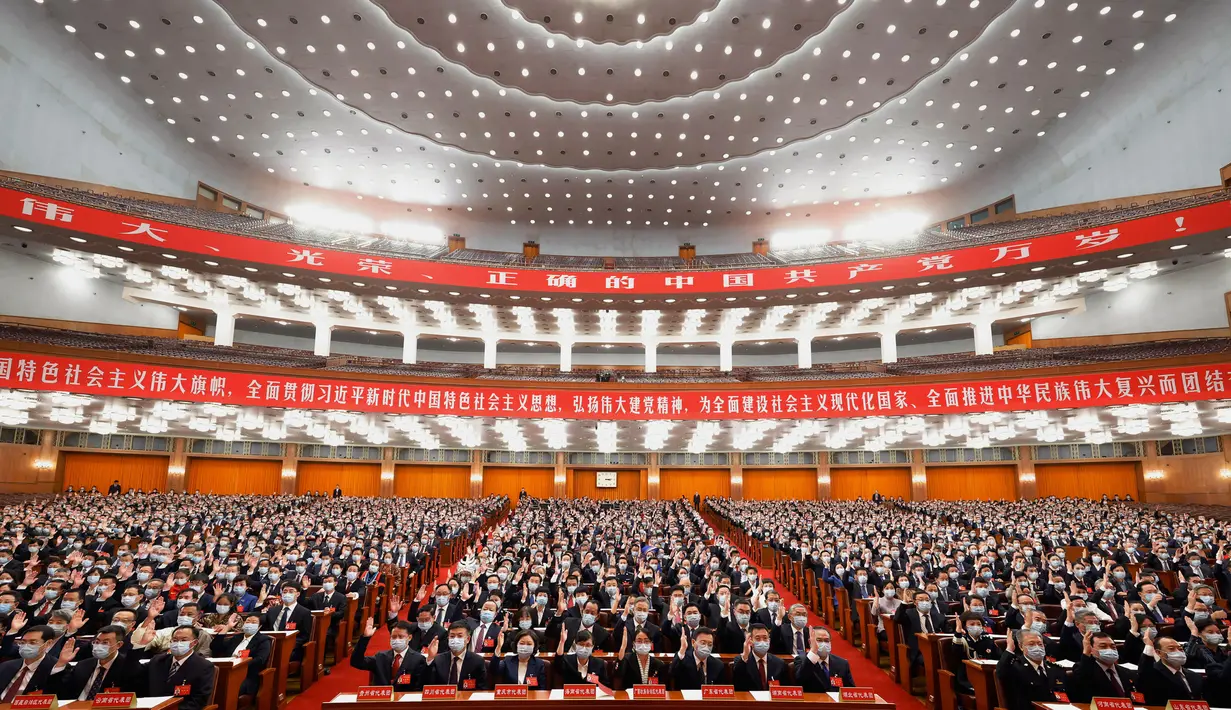 Para delegasi menghadiri pertemuan persiapan menjelang Kongres Nasional ke-20 Partai Komunis Tiongkok yang diadakan di Aula Besar Rakyat di Beijing pada Minggu (16/10/2022). Tiongkok pada hari Minggu dibuka konferensi partai dua kali satu dekade di mana pemimpin Xi Jinping diperkirakan akan menerima masa jabatan lima tahun ketiga yang melanggar presiden baru-baru ini dan menjadikan dirinya sebagai politisi China yang paling kuat sejak Mao Zedong. (Huang Jingwen/Xinhua via AP)