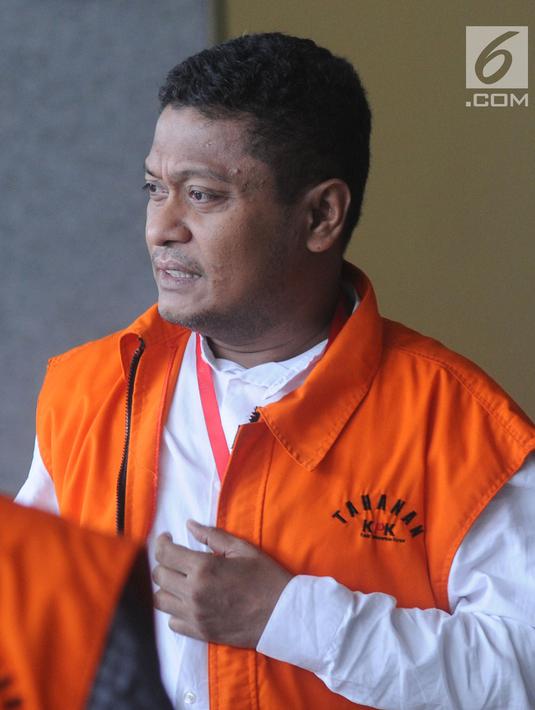 Bupati Buton Selatan nonaktif Agus Feisal Hidayat (kanan) saat tiba di Gedung KPK, Jakarta, Jumat (22/6). KPK menahan Agus Feisal karena diduga menerima suap proyek di wilayah Kabupaten Buton Selatan. (Merdeka.com/Dwi Narwoko)