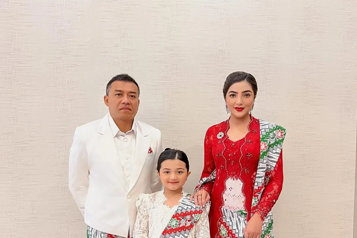 Arsy ditemani Anang Hermansyah dan Ashanty mengenakan kebaya serta kain khas Indonesia dalam acara ceremony WCOPA. (Foto: Instagram/@ashanty_ash)