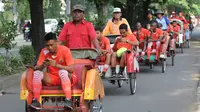 Jelang Lawan Persib, Skuat Persija Diarak Pakai Becak