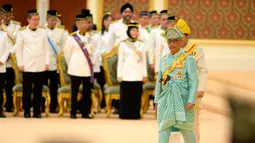 Raja Malaysia Sultan Abdullah Sultan Ahmad Shah (kanan) tiba untuk pelantikannya di Istana Nasional, Kuala Lumpur, Malaysia, Kamis (31/1). Sultan Abdullah menjadi Raja ke-16 Malaysia menggantikan Sultan Muhammad V. (Malaysia Information Ministry via AP)