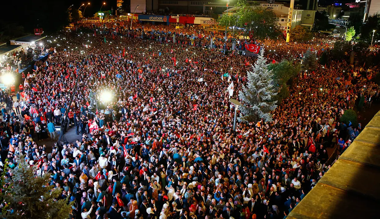 Ribuan pendukung Partai Keadilan dan Pembangunan (AKP) di Ankara, Turki, Senin (25/6). Ada 59,39 juta pemilih yang terdaftar dalam pemilu Turki tahun ini. (Presidency Press Service via AP, Pool)