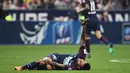 Bek Paris Saint-Germain asal Brasil, Daniel Alves kesakitan saat melawan Les Herbiers pada laga Piala Prancis di Stade de France, Saint-Denis, (8/5/2018). Alves terancam gagal ikut Piala Dunia 2018. (AFP/Franck Fife)