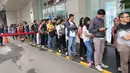 Ratusan calon pembeli rela antre di depan Emporium Pluit Mall, Jakarta. Minggu (21/1). Sejumlah asesoris dan handphone ditawarkan di Authorized Mi Store yang baru saja dibuka. (Liputan6.com/Fery Pradolo)