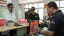 Menteri Hukum dan Ham, Yasonna Laoly mengunjungi Lembaga Permasyarakatan (Lapas) Salemba, Jakarta, Rabu (9/3/2016). Kunjungan Menkumham tersebut untuk mengontrol peredaran narkotika di dalam Lapas. (Liputan6.com/Yoppy Renato)