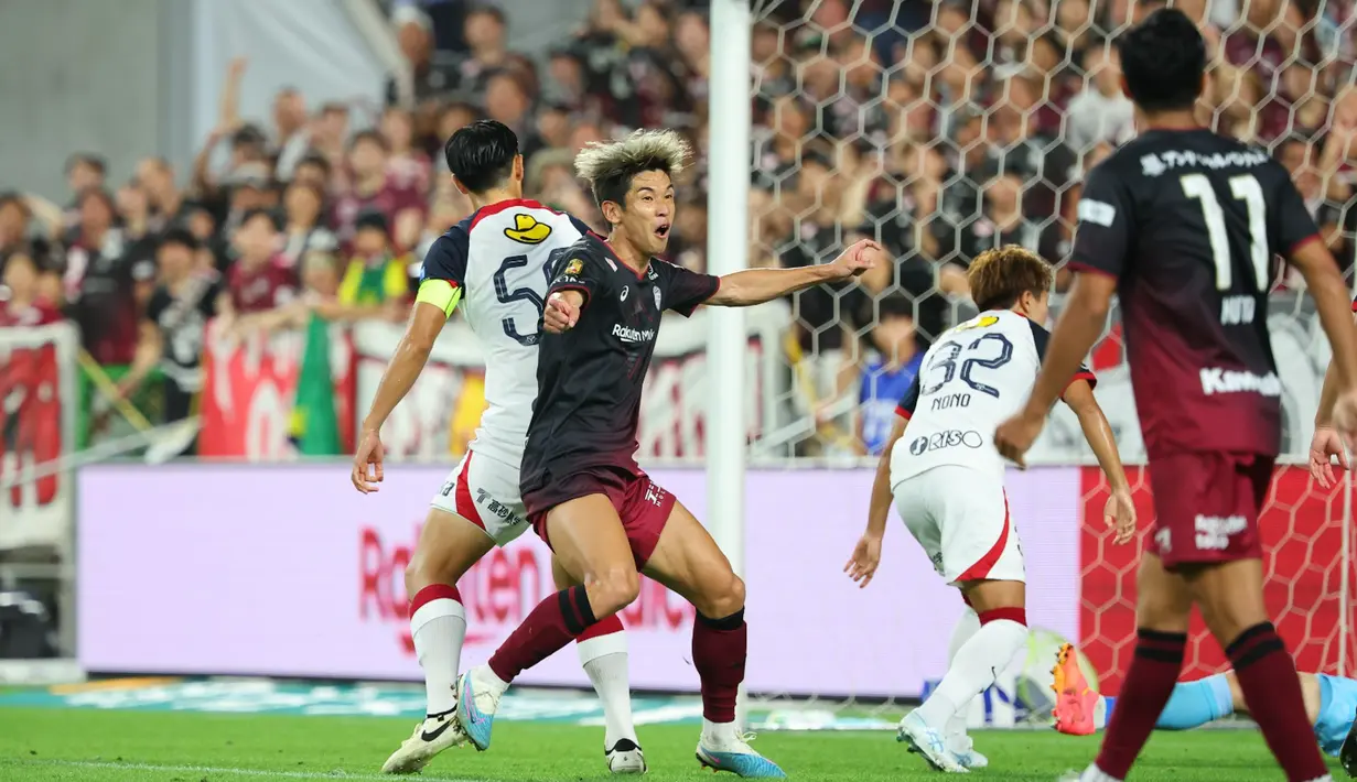Pertama, Vissel Kobe akan jadi juara jika mereka menang, sedangkan Sanfrecce Hiroshima gagal
meraih kemenangan. Kedua, Vissel Kobe juga akan jadi juara jika mereka bermain imbang, Sanfrecce kalah, dan Machida Zelvia gagal menang. (Dok. J League)