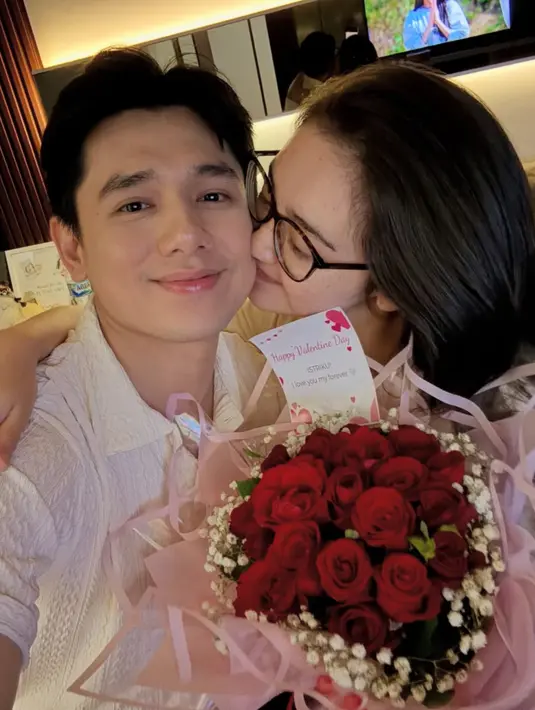 Pasutri baru Rayn Wijaya dan Ranty Maria pun merayakan Valentine. Rayn memberikan bunga mawar merah kepada sang istri yang saat itu tampil dengan t shirt putih dan no makeup. [@raynwijaya26]