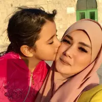 Mulan Jameela sedang dicium bocah Palestina (Instagram/@mulanjameela1)