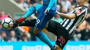 Penyerang Arsenal, Alexandre Lacazette berusaha mengontrol bola dari kawalan pemain Newcastle United, Florian Lejeune pada lanjutan Liga Inggris di St James 'Park, (15/4). Newcastle menang atas Arsenal 2-1. (Owen Humphreys/PA via AP)