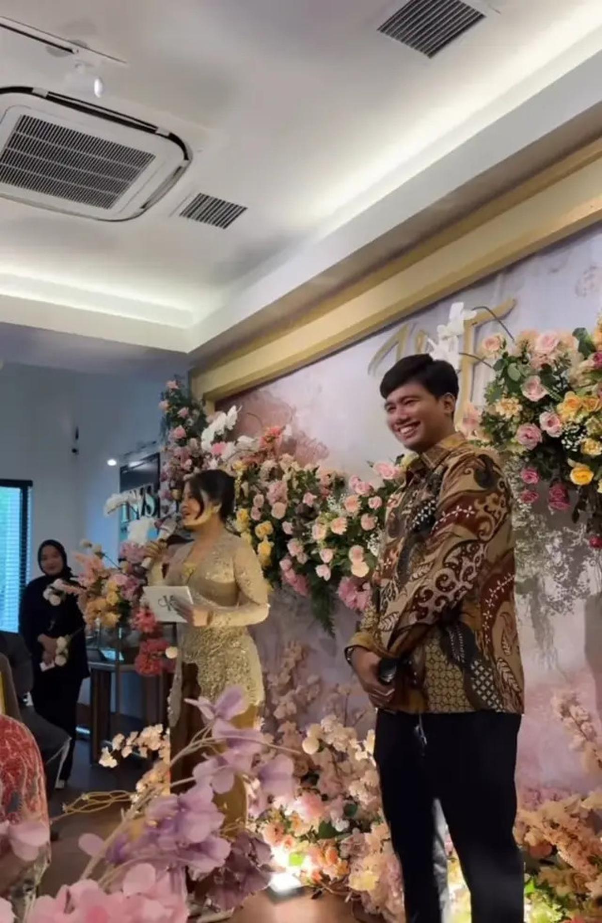 7 Potret Lamaran Frans Faisal dan Indah, Fuji dan Fadly Faisal Ikut Salting