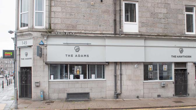 Pub Adams dan Hawthorn di kota Aberdeen ditutup menyusul pemberlakuan lockdown atau penguncian wilayah setelah jumlah kasus COVID-19 melonjak di Skotlandia, Kamis (6/8/2020). Pemerintah Kota Aberdeen mencatat puluhan kasus virus Corona baru dalam minggu ini. (Michal Wachucik / POOL / AFP)