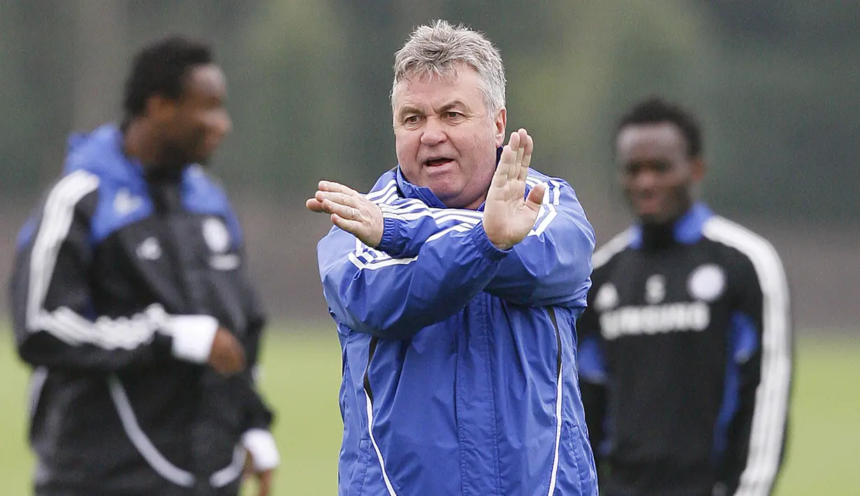3. Guus Hiddink - Pelatih asal Belanda ini menangani Michael Essien sekitar empat bulan di Chelsea. Selama periode Hiddink, pria Ghana tersebut tampil 17 kali dengan mencetak tiga gol untuk The Blues. (AFP/Glyn Kirk)