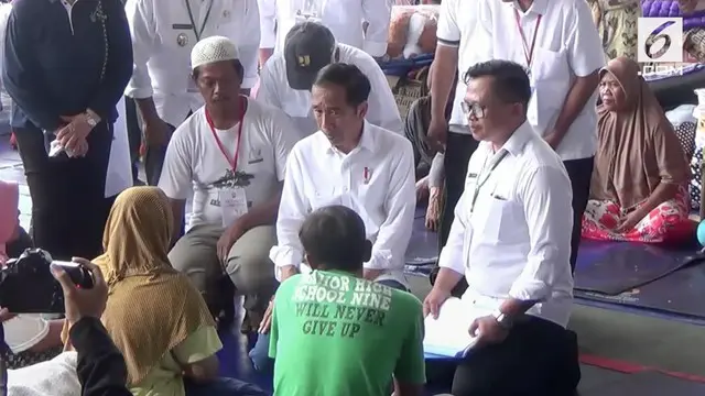 Presiden Jokowi dan sejumlah menteri meninjau pengungsi tsunami di Lampung. Pada kesempatan ini, Jokowi mendengar langsung keluhan para pengungsi.