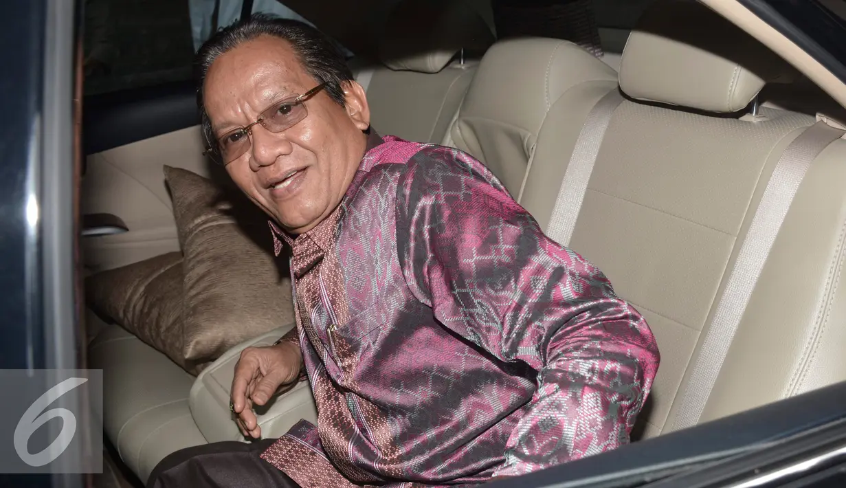 Gubernur Sulteng, Longki Djanggola memasuki mobil usai mengunjungi KPK, Jakarta, Senin (28/11). Longki ingin berkoordinasi dengan KPK terkait pencegahan korupsi pada izin usaha pertambangan (IUP). (Liputan6.com/Helmi Afandi)