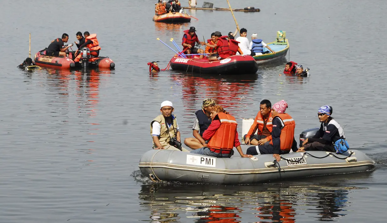 Tim gabungan penyelamat melakukan penyisiran untuk mencari korban hilang di Setu Cikaret, Cibinong, Bogor, Jabar, (4/8/2014). (ANTARA FOTO/Jafkhairi)