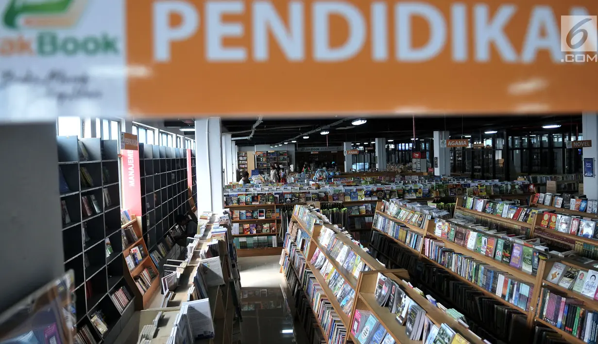 Suasana pasar buku Jakbook yang terletak di Pasar Kenari, Jakarta Pusat, Selasa (30/4/2019). Pasar buku yang diresmikan oleh Gubernur DKI Jakarta Anies Rasyid Baswedan diharapkan dapat meningkatkan minat baca masyarakat. (merdeka.com/Iqbal S. Nugroho)