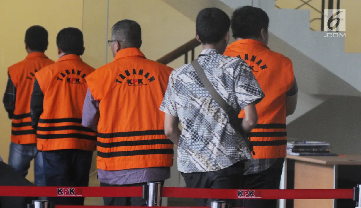 Empat tersangka Walikota Pasuruan Setiyono, Plt PUPR Pakpak Bharat David Anderson Karosekali, PPK SPAM Toba 1 Donny Sofyan Arifin dan PPK SPAM Lampung, Anggiat Partunggul Nahot Simaremare bersiap diperiksa KPK, Jakarta (16/1). (Merdeka.com/Dwi Narwoko)
