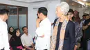 Presiden Joko Widodo dan Managing Director IMF Christine Lagarde berbincang dengan seorang pasien saat melihat fasilitas pelayanan Kartu Indonesia Sehat (KIS) di RSPP Jakarta, Senin (26/2). (Liputan6.com/Angga Yuniar)