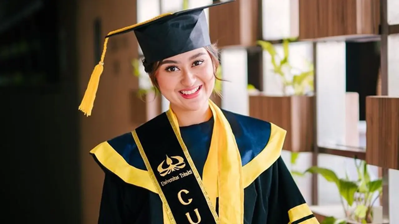 7 Momen Wisuda Memes Prameswari, Raih Gelar Magister dengan Predikat Cumlaude