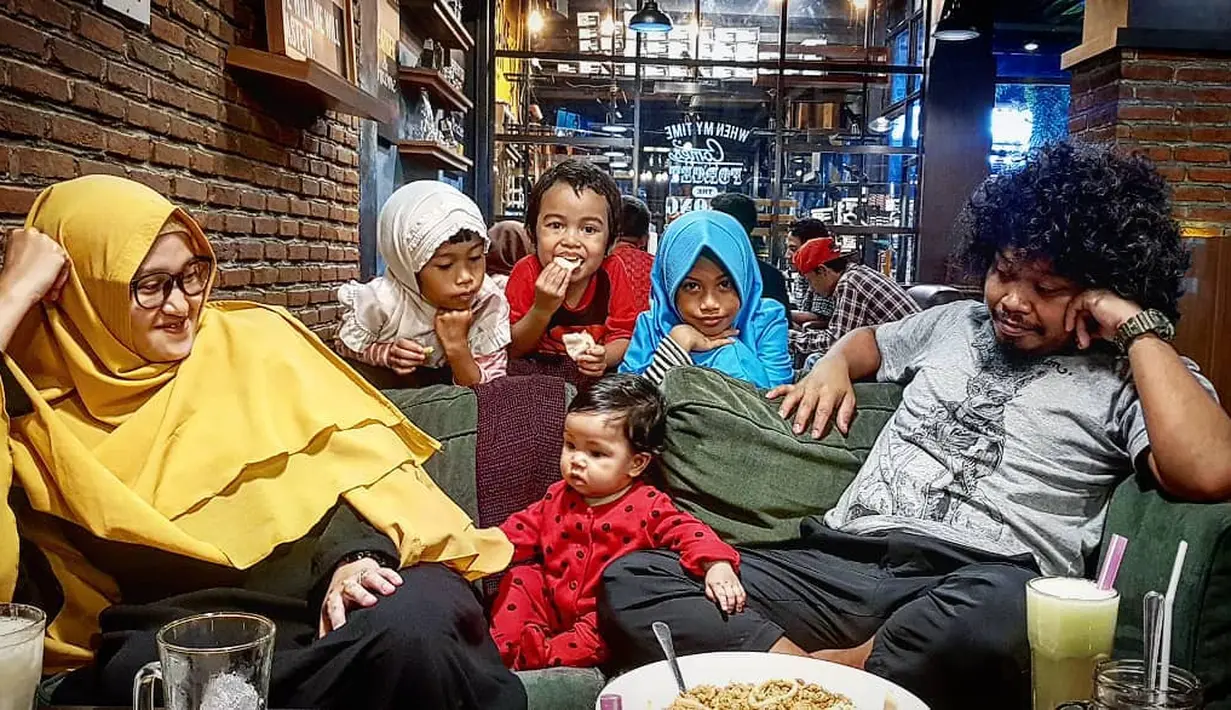 "Sekarang saya mau lebih banyak menghabiskan waktu bersama keluarga," turu Is seperti yang dilansir dai Liputan6.com, (31/1/2018). (Instagram/pusakata)