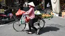Para ilmuwan mengatakan pemanasan global memperparah cuaca buruk, dan Vietnam adalah salah satu dari sekian banyak negara di Asia Selatan dan Asia Tenggara yang mengalami rekor suhu tertinggi dalam beberapa minggu terakhir. (Photo by Nhac NGUYEN / AFP)
