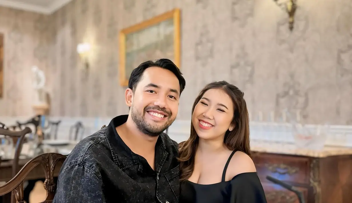 Kiky Saputri dan suami juga mampir ke sebuah restoran terkenal. "Abis dari Thailand, kemana lagi kita?? Jangan lupa transferan juga ya om," kata dia sebagai keterangan.  (Foto: Instagram/ kikysaputrii)