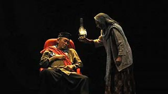 Putu Wijaya (kiri) dan Lisa Ristagi mementaskan "Kereta Kencana" karya WS Rendra (adaptasi dari 'The Chairs' karya IONESCO) di Festival Schouwburg IX, Gedung Kesenian Jakarta. (ANTARA)