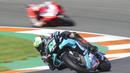 Pembalap Yamaha SRT, Franco Morbidelli, memimpin balapan MotoGP Valencia di Sirkuit Ricardo Tormo, Minggu (15/11/2020). Meski finis ketujuh, Joan Mir berhasil mengunci gelar juara dunia MotoGP 2020. (AP/Alberto Saiz)
