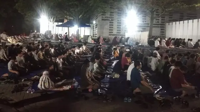 Masjid Al Irsyad Bandung dipenuhi jamaah yang sholat di malam pertama Ramadhan