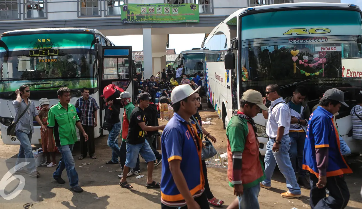 Pemudik berjalan di antara bus tujuan di Terminal Rawamangun, Jakarta, Minggu (15/7/2015). Sejumlah kota di Jawa Tengah seperti Kebumen, Solo, dan Purwokerto menjadi tujuan para pemudik yang berangkat dari terminal Rawamangun. (Liputan6.com/Faizal Fanani)