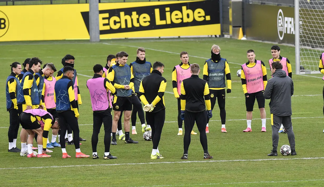 Kepala pelatih Borussia Dortmund, Edin Terzic berbicara dengan timnya selama sesi latihan sebelum leg kedua perempat final Liga Champions antara di Dortmund, Jerman, Selasa (13/4/2021).  Borussia Dortmund akan menjamu Manchester City pada Kamis, 15 April 2021 dinihari WIB. (AP Photo/Martin Meissner)