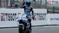 Pembalap MotoGP asal Spanyol dari tim BK8 Gresini Racing MotoGP, Alex Marquez, merayakan kemenangannya dalam sprint race MotoGP Inggris di sirkuit Silverstone di Northamptonshire, Inggris bagian tengah, pada 24 Mei 2025. (Adrian Dennis /AFP)
