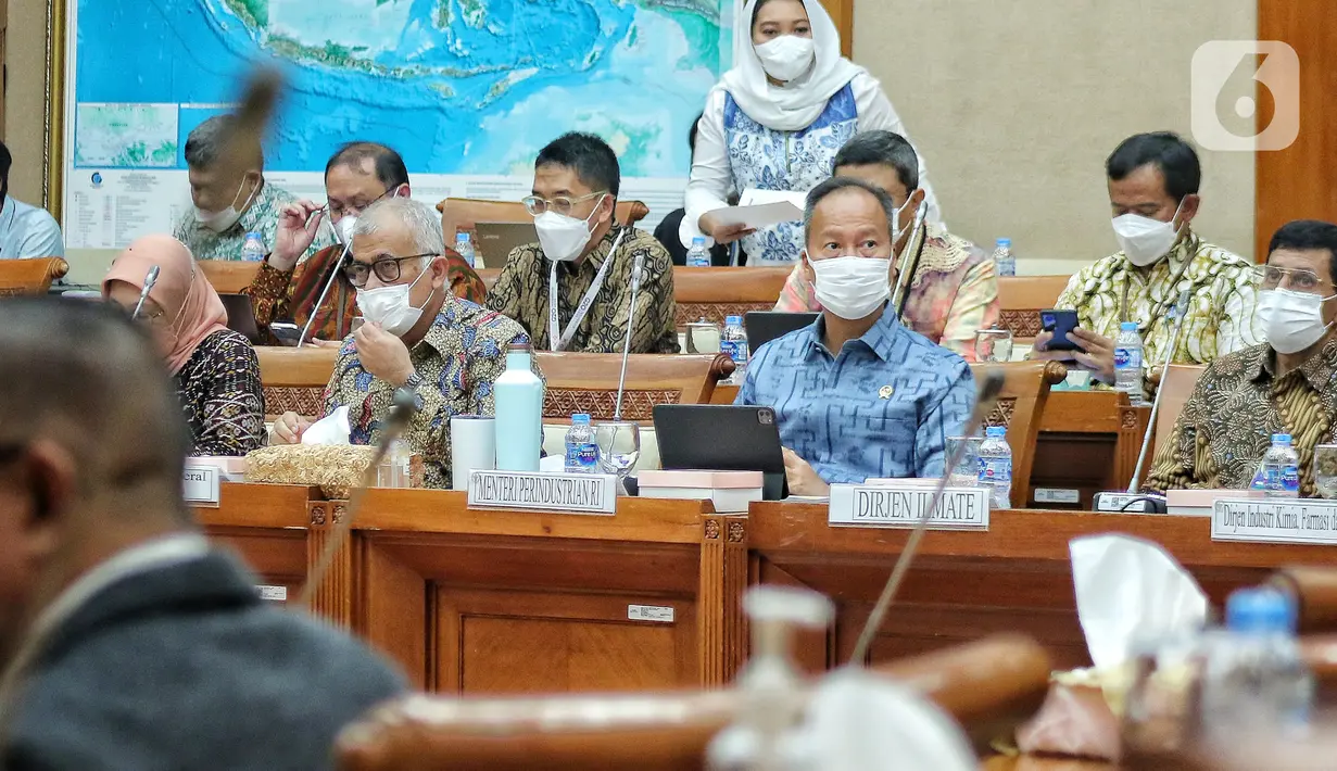 Menteri Perindustrian Agus Gumiwang Kartasasmita mengikuti rapat kerja dengan komisi VII DPR RI di Jakarta, Rabu (7/12/2022). Dalam rapat kerja tersebut membahas Realisasi Anggaran triwulan III TA 2022,Strategi peningkatan daya saing industri pembangunan kapal dan kedirgantaraan di dalam negeri, Pengembangan Industri Farmasi, Industri Alat Kesehatan, dan Industri Elektronika, Kebijakan percepatan kendaraan listrik dan industri baterai di Indonesia, dan Hasil G20 sektor Perindustrian. (Liputan6.com/Angga Yuniar)