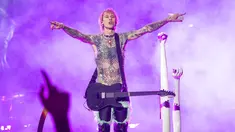 Machine Gun Kelly dalam konser di Cleveland pada 13 Agustus 2022. (Amy Harris/Invision/AP)