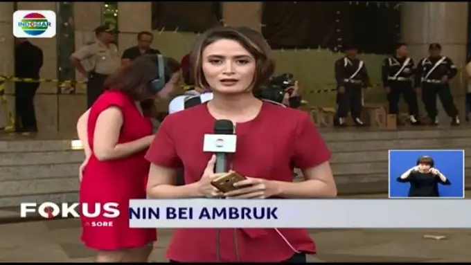 [Bintang] Lagi Live Report, Cewek Baju Merah Ini Pamer Ketek! Siapa Dia?