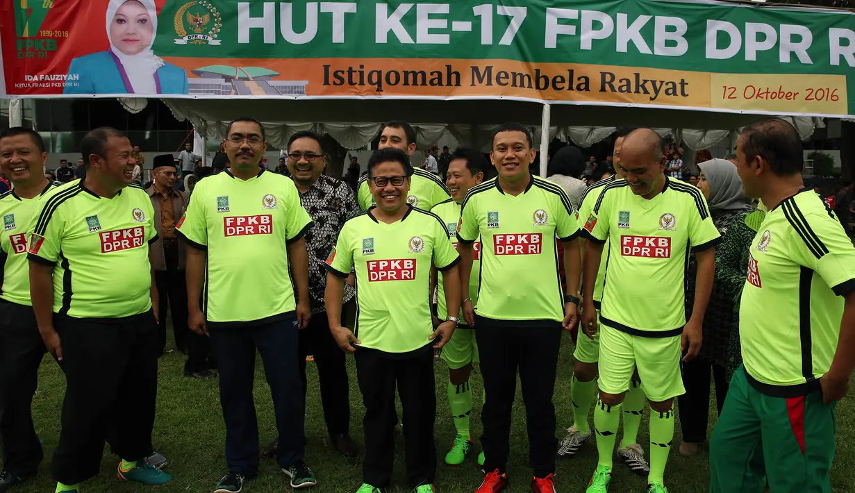 Ketua Umum PKB Muhaimin Iskandar (tengah) berfoto bersama dengan peserta HUT ke-17 Fraksi PKB dengan latar spanduk bertuliskan sesuai tema "Istiqomah Membela Rakyat", Jakarta, Kamis (6/10). (Liputan6.com/JohanTallo)