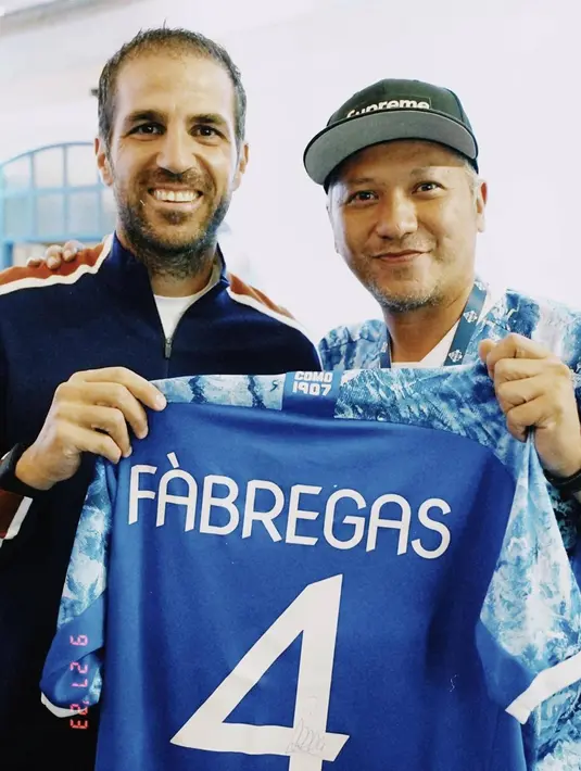 Selain Pirlo, Gading Marten juga bertemu langsung dengan Cesc Fàbregas yang kini menjadi seorang manajet di Como 1907. Bertemu dengan pemain sepak bola populer di masanya, tentu akan memberikan kesenangan dan inspirasi tersendiri bagi Gading. (Liputan6.com/IG/@gadiiing)