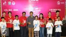 Menpora Imam Nahrawi didampingi Direktur Konsumer BRI Sis Apik Wijayanto berfoto bersama legenda bulu tangkis dan anak-anak dalam acara bertajuk BRI Berbagi Raket Juara Road to The Mext Champions di Jakarta, Sabtu (1/10). (Liputan6.com/Immanuel Antonius)