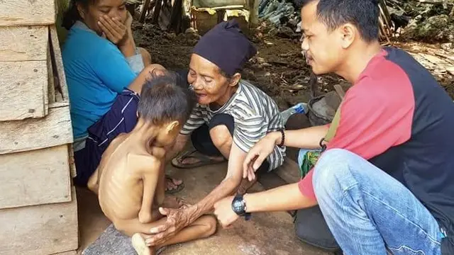 La Rungge bersama nenek dan ibunya, saat tetangganya datang menjenguk.(Liputan6.com/Ahmad Akbar Fua)