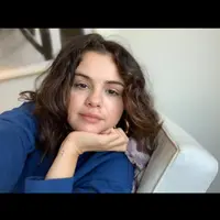 Aksi bare face Selena Gomez menuai pujian dari netizen. @selenagomez.