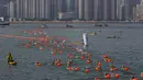 Perenang berkompetisi dalam lomba renang lintas pelabuhan di Hong Kong, Minggu (18/10). 2.500 orang ambil bagian dalam menembus jarak lintasan laut sejauh 1,5 km dari Sam Ka Tsuen Public Pier ke Quarry Bay Park Public Pier. (REUTERS/Tyrone Siu)