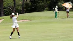Pemain golf melakukan approach shot di Bali National Golf Club (28/11/2021). Ajang bergengsi Xpora Virtual Golf Tour 2021 menjadi momentum pelaku UMKM mengakselerasi kinerja di akhir tahun 2021 yang terlibat dalam pemenuhan konsumsi, hingga pakaian dari para peserta. (Liputan6.com/HO/BNI)